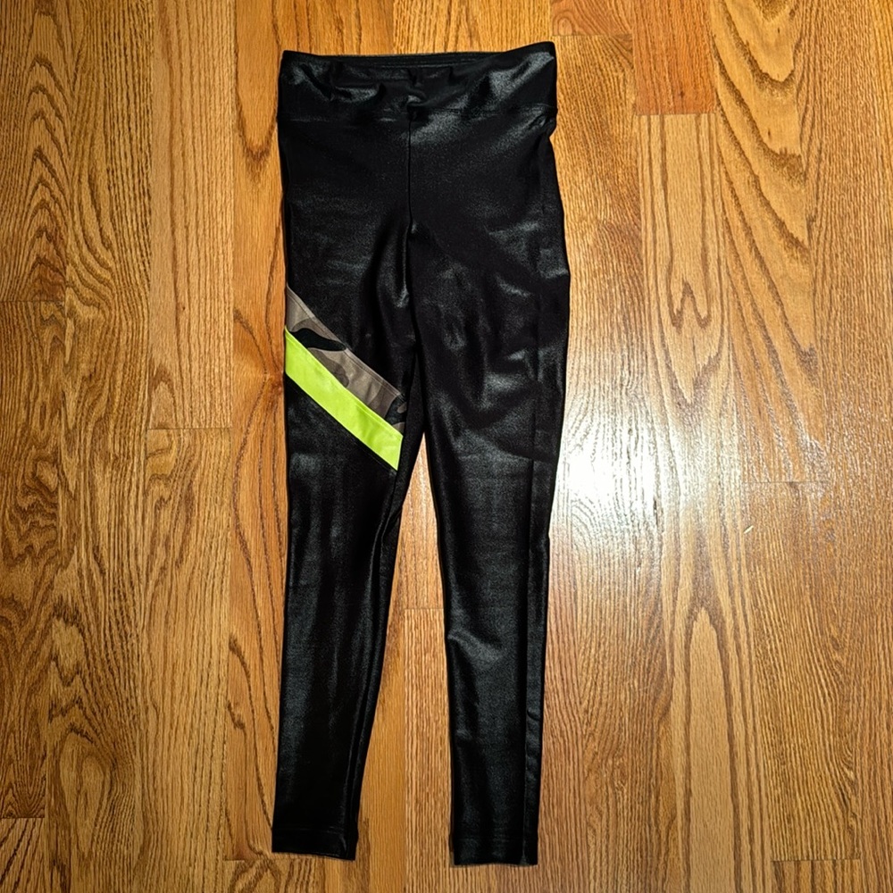 NWT Koral leggings xs w/neon & camo detail on the leg.Super stylish & flattering
